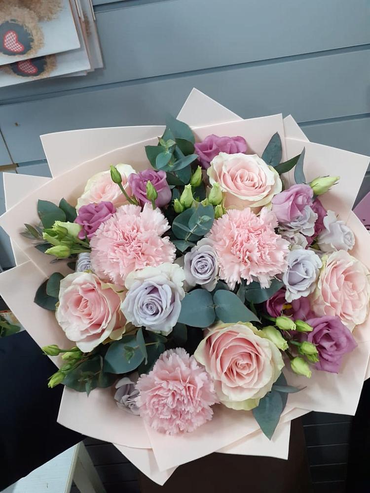 Букет цветов из: Розы, Гвоздики и Лизиантусы в Большое Гридино